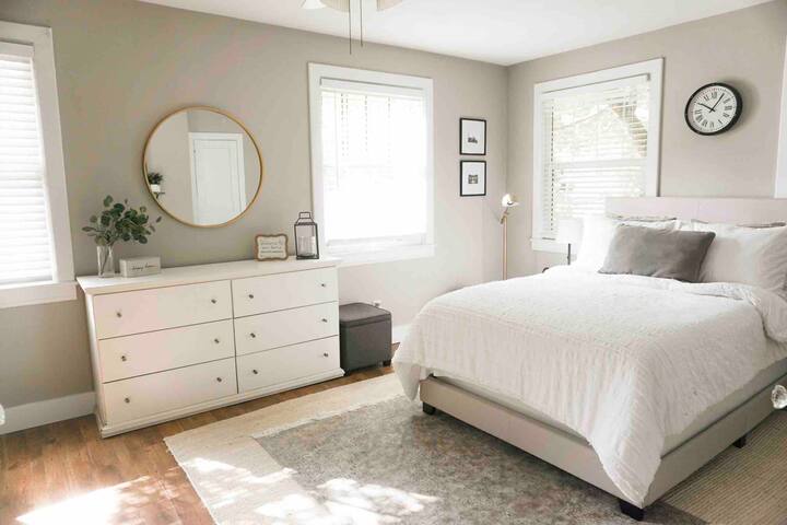 Bright Room in the Heart of Tally w/Private Entry