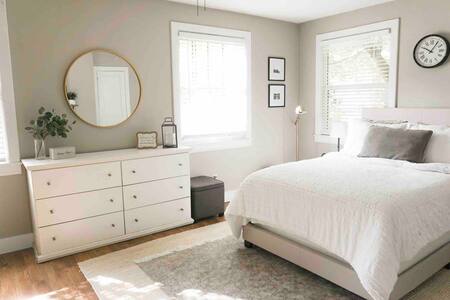 Bright Room in the Heart of Tally w/Private Entry