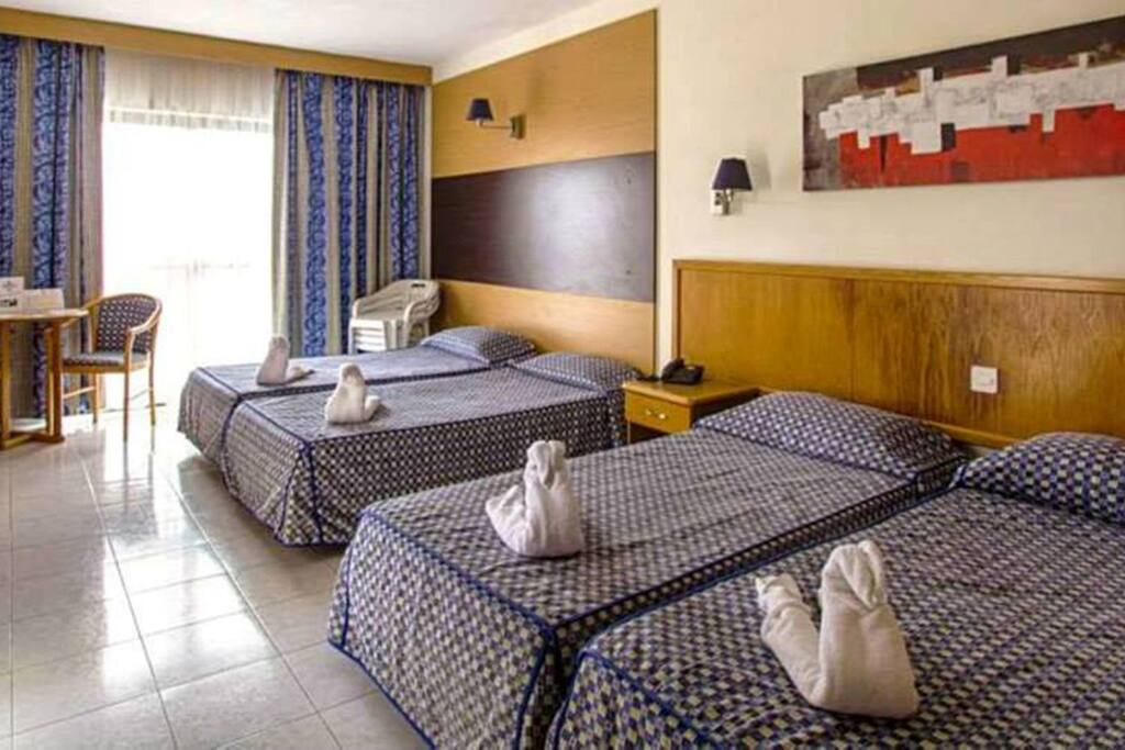 Quadruple Bedroom - 4 Single Beds
