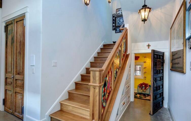 6000sf Home Sleeps 20+ Guests gallery image 4