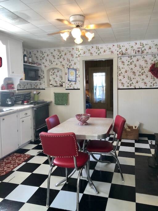 Eat-in kitchen