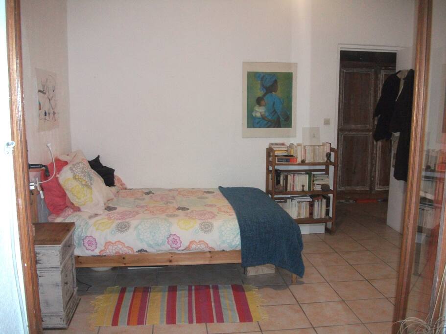 lit double (matelas confort) et grand bureau
