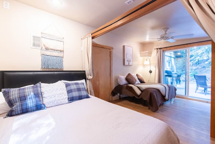 วิวลานบ้านจากห้องนอนด้านหลัง 