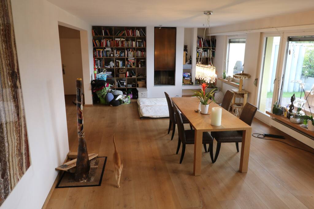 Wohnzimmer mit Kamin und Tatami Betten. (Können verschoben werden)