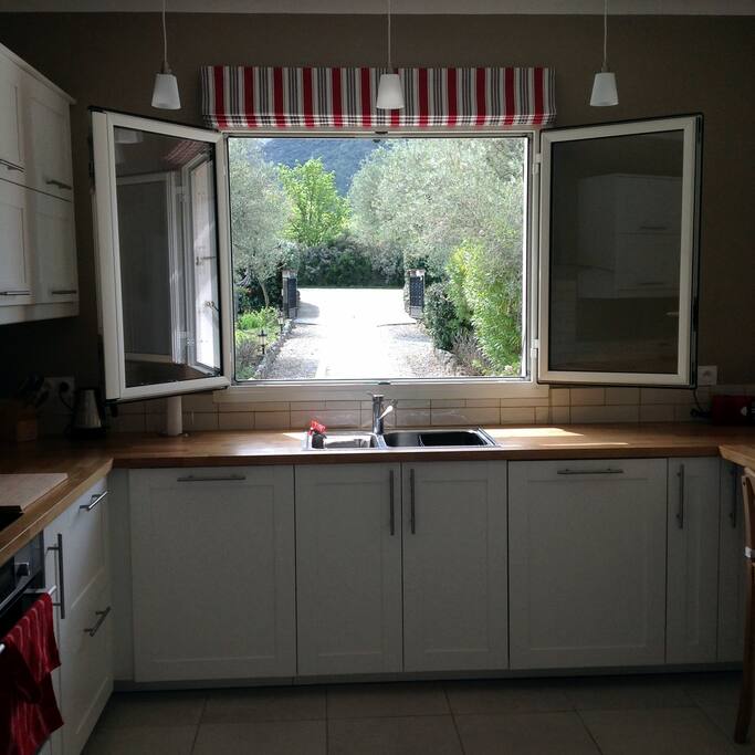 Splendid view to the front of the property from the kitchen!
