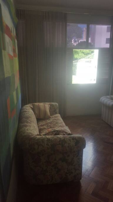 Sala de estar.
Living room viewed from front door.