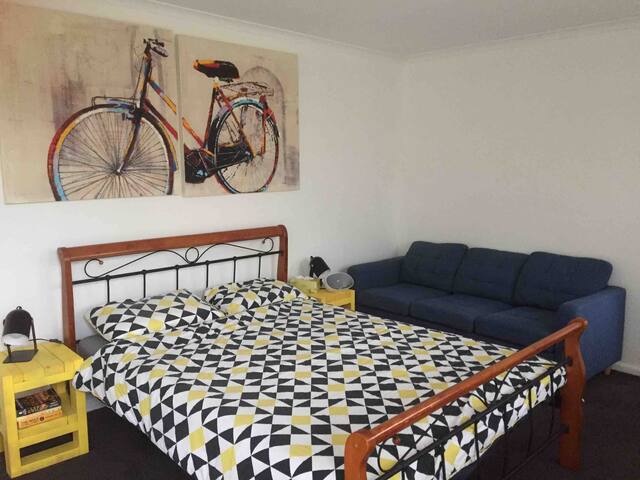 Tidy quiet bungalow convenient to city and airport