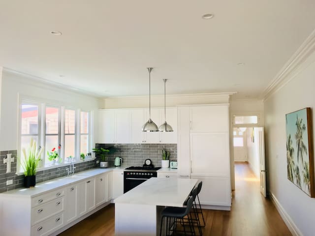 Ocean Beach-4 bedrooms-2 mins walk to Manly Beach