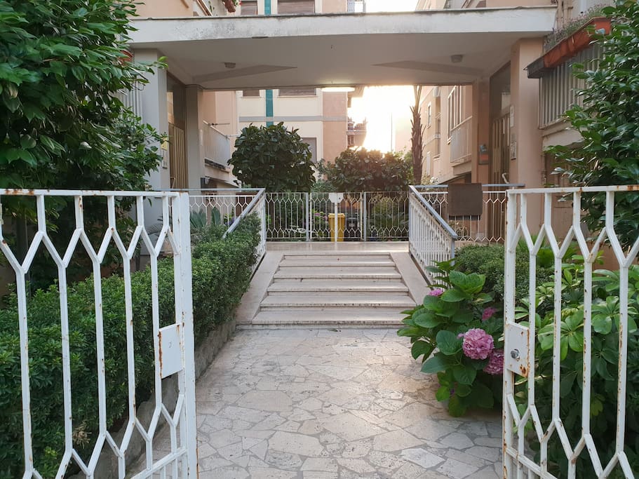 Accesso alla palazzina con giardino