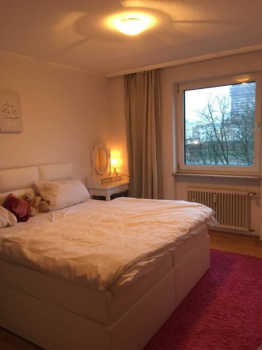 Bed room with view of the Main River