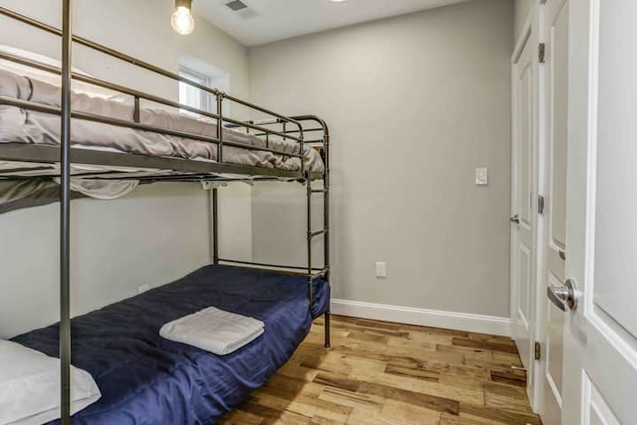 较小的卧室，双层床配备2张双人床和大衣橱