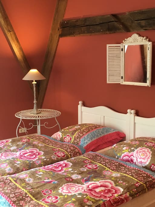 Schlafzimmer 1 mit Schrank, Sessel, Schreibtisch
