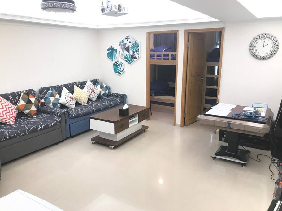 Spacious Living and Dinning Room with 2 sofa beds. 特大客厅与5座位沙发床