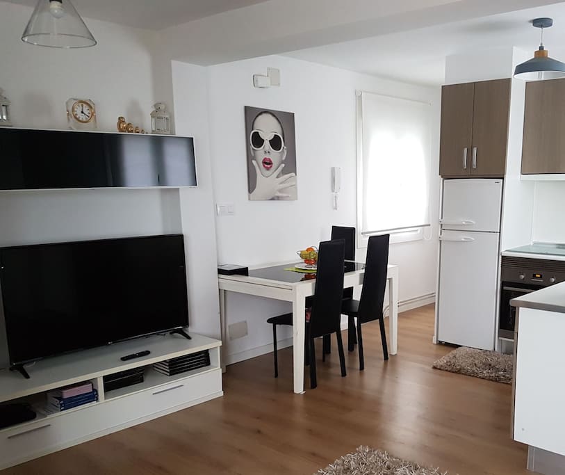 Cocina abierta al salón, la tv pude verse desde el sofá y a la vez desde la mesa del comedor