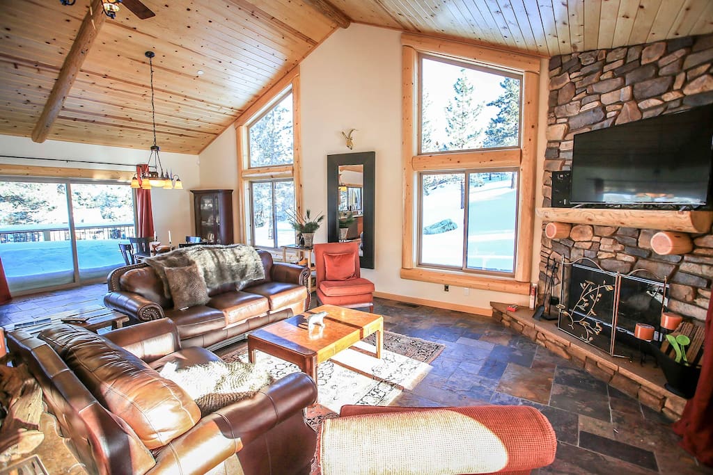 Couch,Furniture,Fireplace,Hearth,Indoors