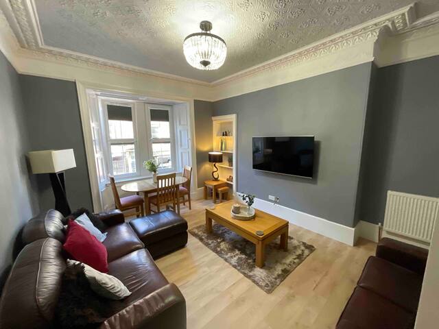 Central Edinburgh 3 double bedrooms 2 shower rooms gallery image 2