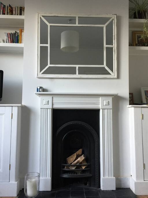 Living room with fireplace (decorative only!)