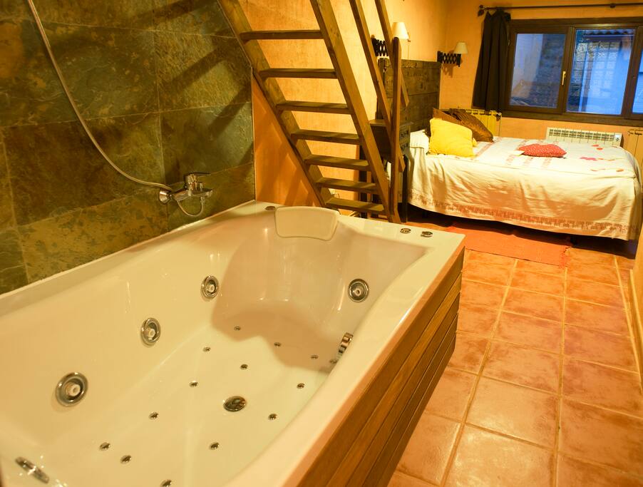 Vista Jacuzzi y dormitorio Amapola