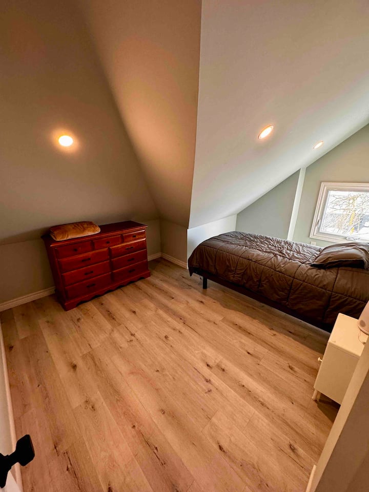 Fourth bedroom on upper level with single bed.