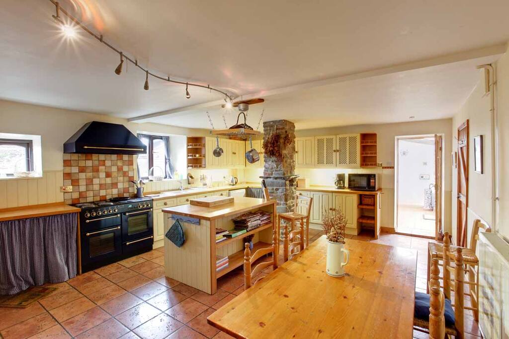 Lovely large country kitchen fully equipped with amercian f/f, d/w. range cooker & microwave.