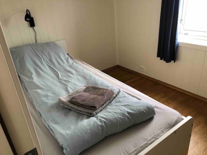Dhoma e gjumit 3 - lart. Llambë leximi mbi krevat.