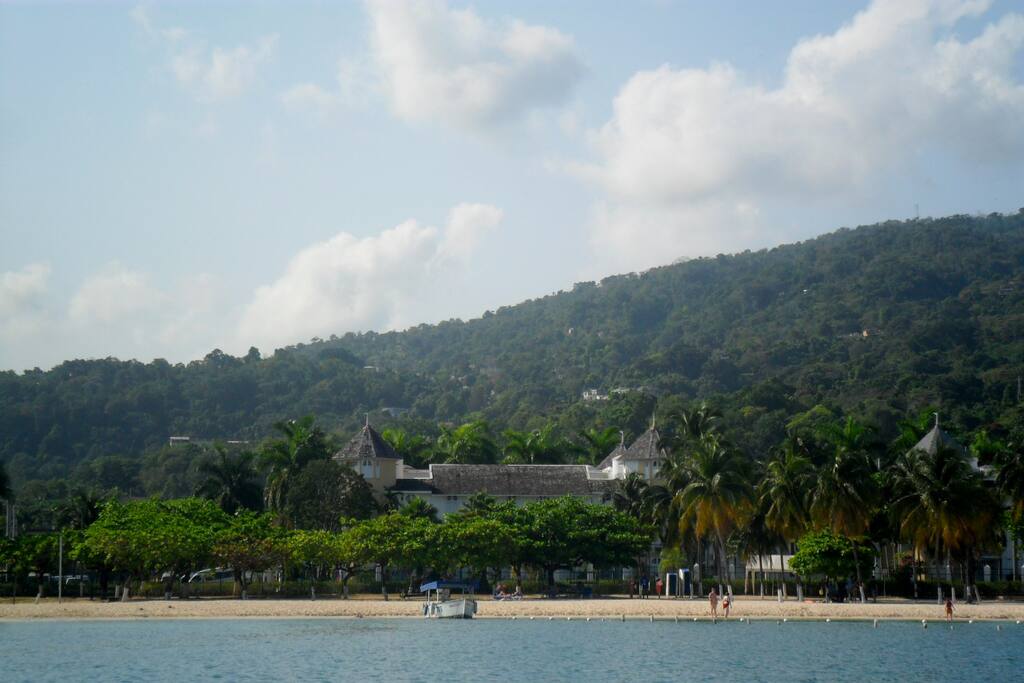 BEACHFRONT 2 BEDROOM SPACIOUS CONDO - Apartments for Rent 