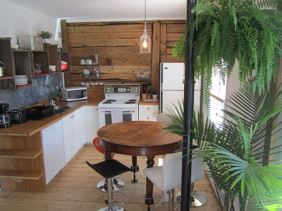Grande cuisine ouverte avec lave vaisselle