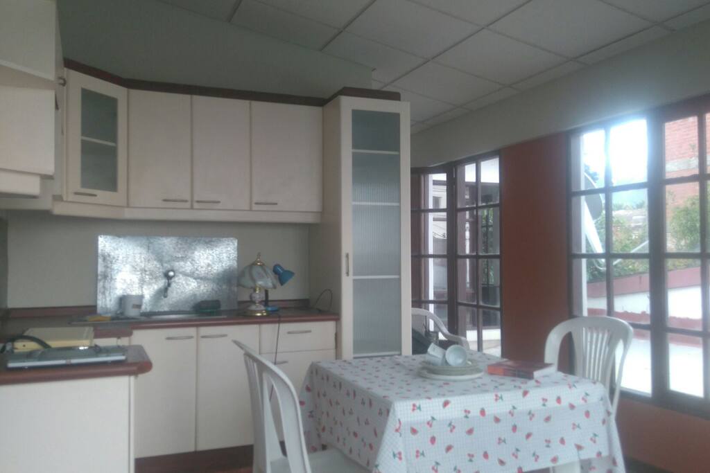 Amplia cocina y comedor