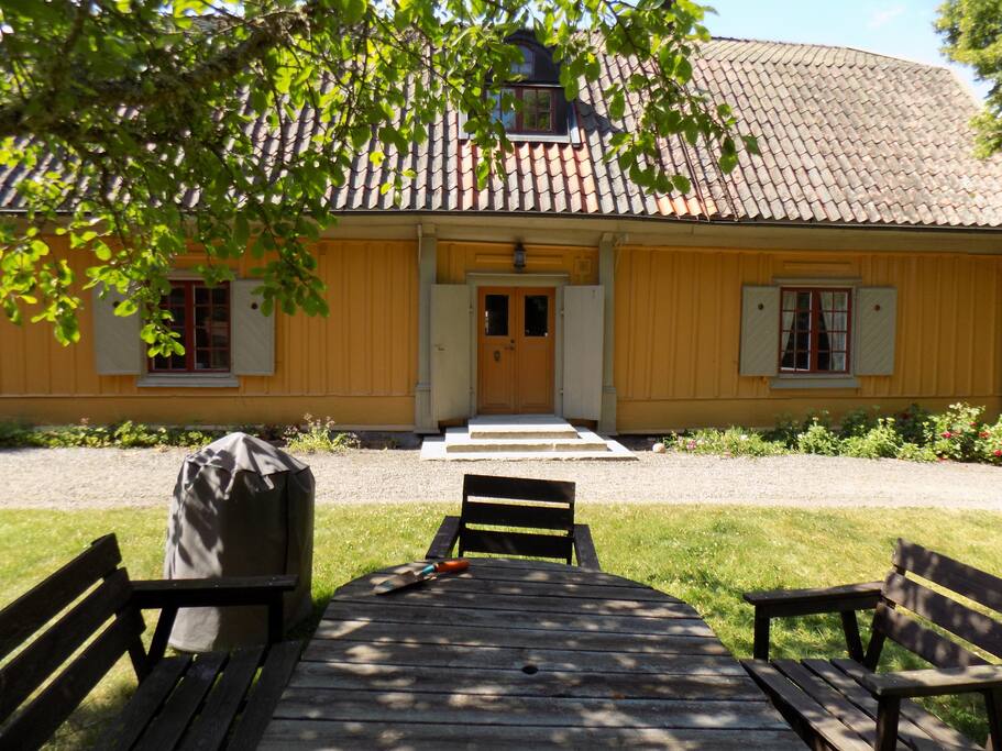 Main entrance and sitting group with grill