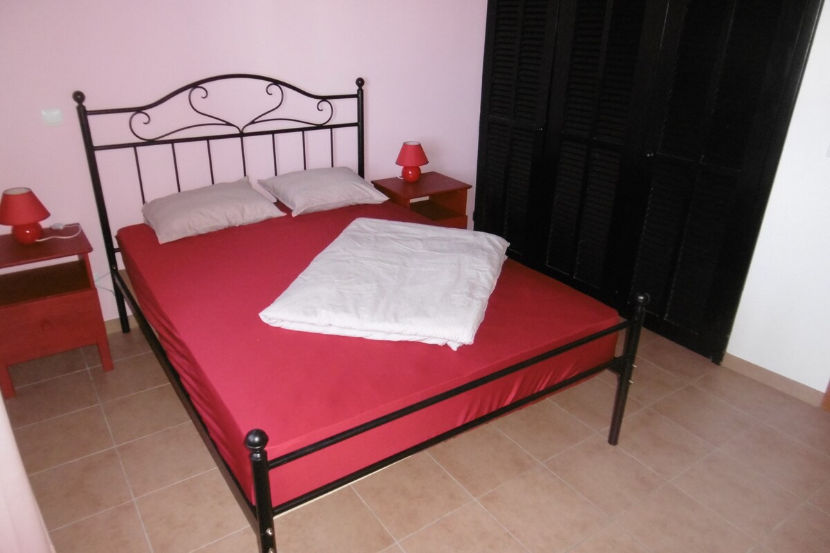 ห้องนอนพร้อมเตียงขนาด 140x190