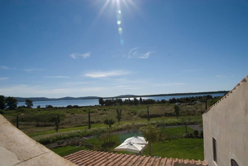 Dalle finestre si vede la laguna di Orbetello.