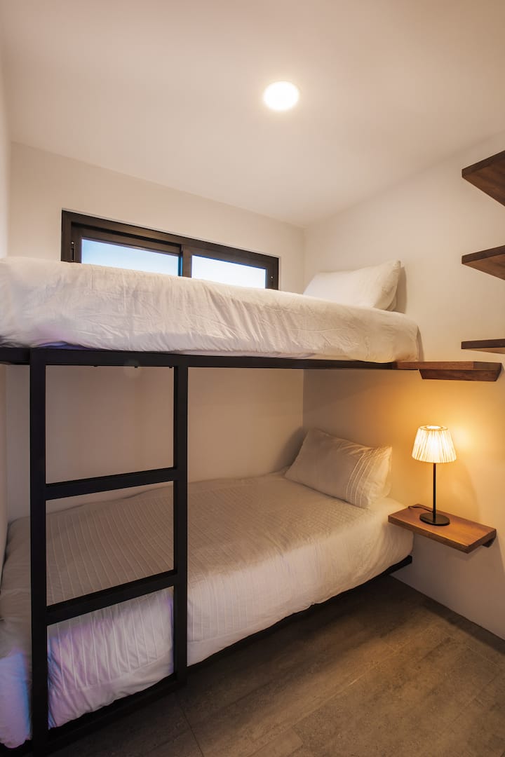 Krevate marinarë në dhomën e gjumit në katin e poshtëm.