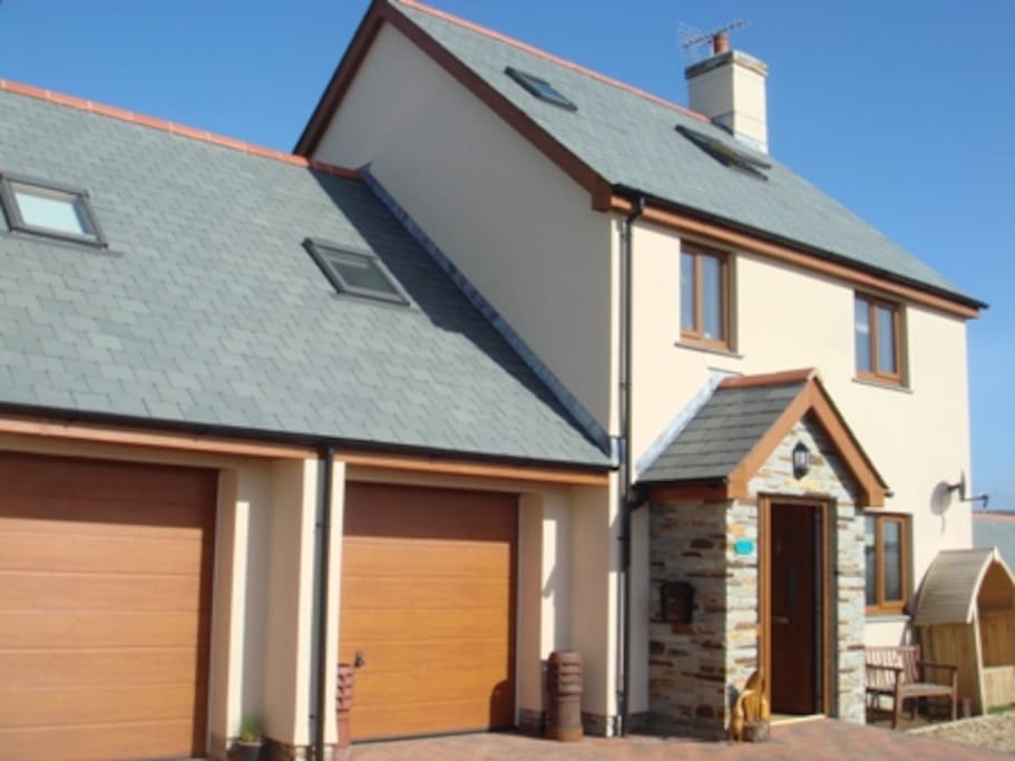 Surf Rise, built in 2008, and 100m from cliff top walks and 200m from the beach