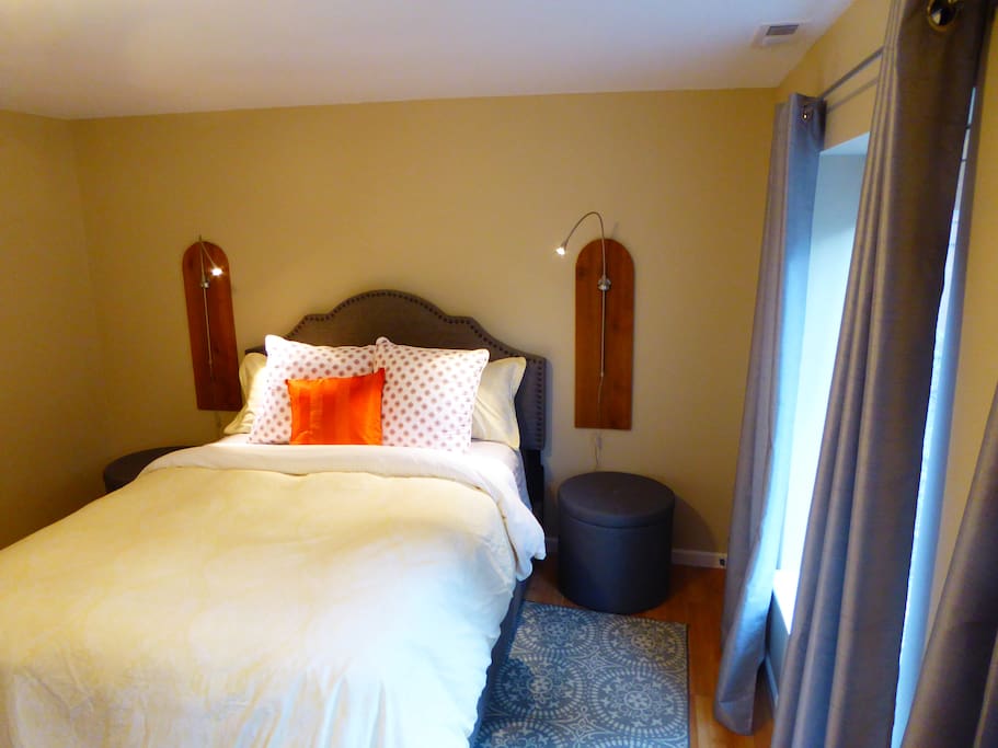 Queen size bed with luxury linens and alternative down comforter. Black out curtains If you want to control light in the room (west facing).