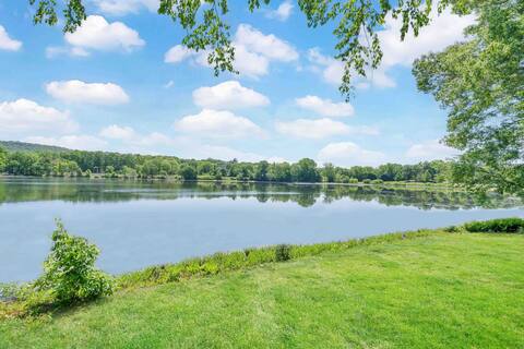 Relax by the water in a 4 bedroom house