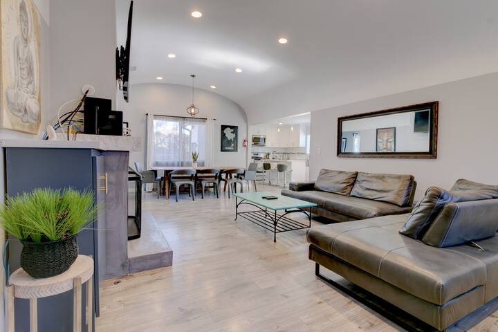 LUXE | MillionDollar House+GuestHouse close to LAX gallery image 4