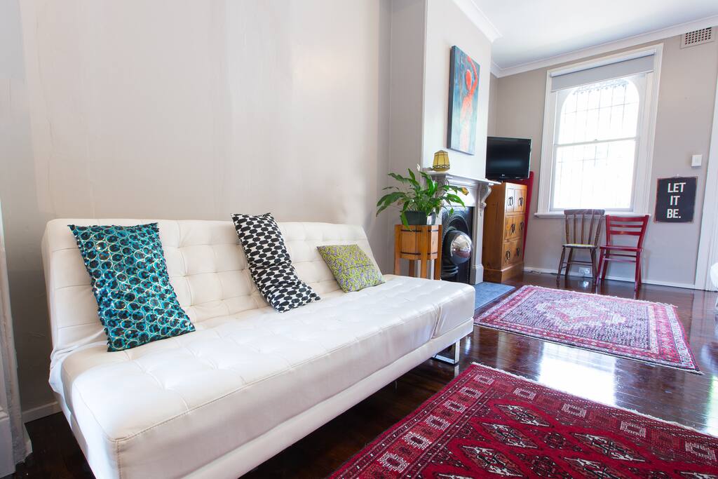 Middle lounge toward front door