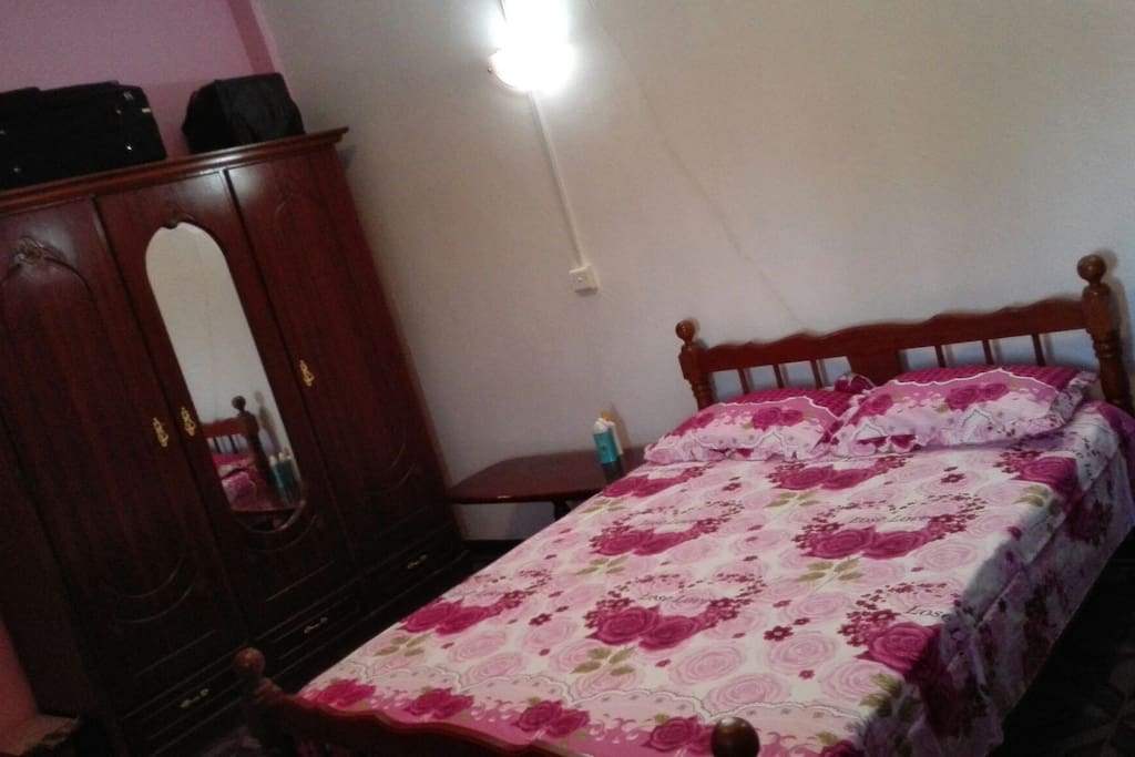 grande chambre comprenant un lit double et un lit superposé