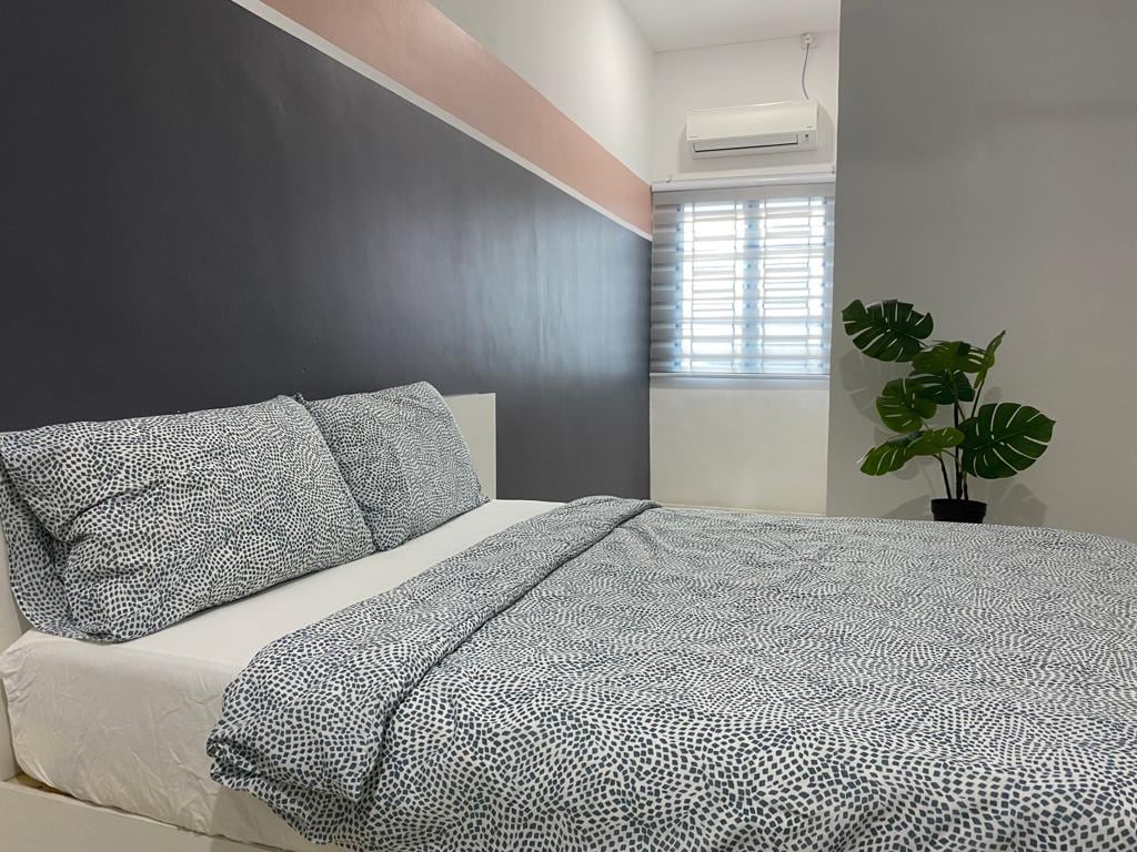 Dhoma e sipërme 3 ka një krevat dopio dhe dhoma 2 kanë një tualet të përbashkët