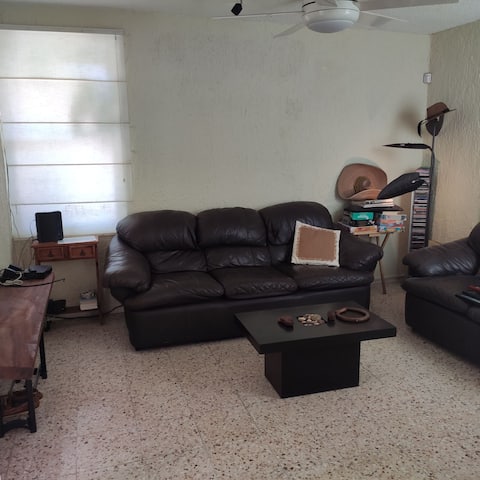Top Airbnb: La casa de las palmas, centrally located with a pool in Supermanzana 1