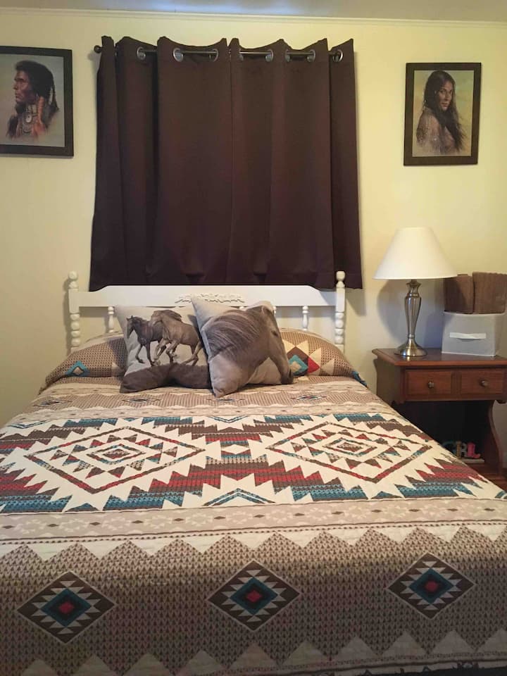 二号卧室、双人床、床头柜、带衣架的衣柜，带遮光窗帘