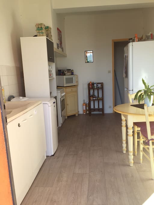 Cuisine équipée avec four/frigo avec vrai congélateur/Cuisinière plaques électriques/micro ondes/Machine à laver/Senseo/Vaisselle/grille pain...