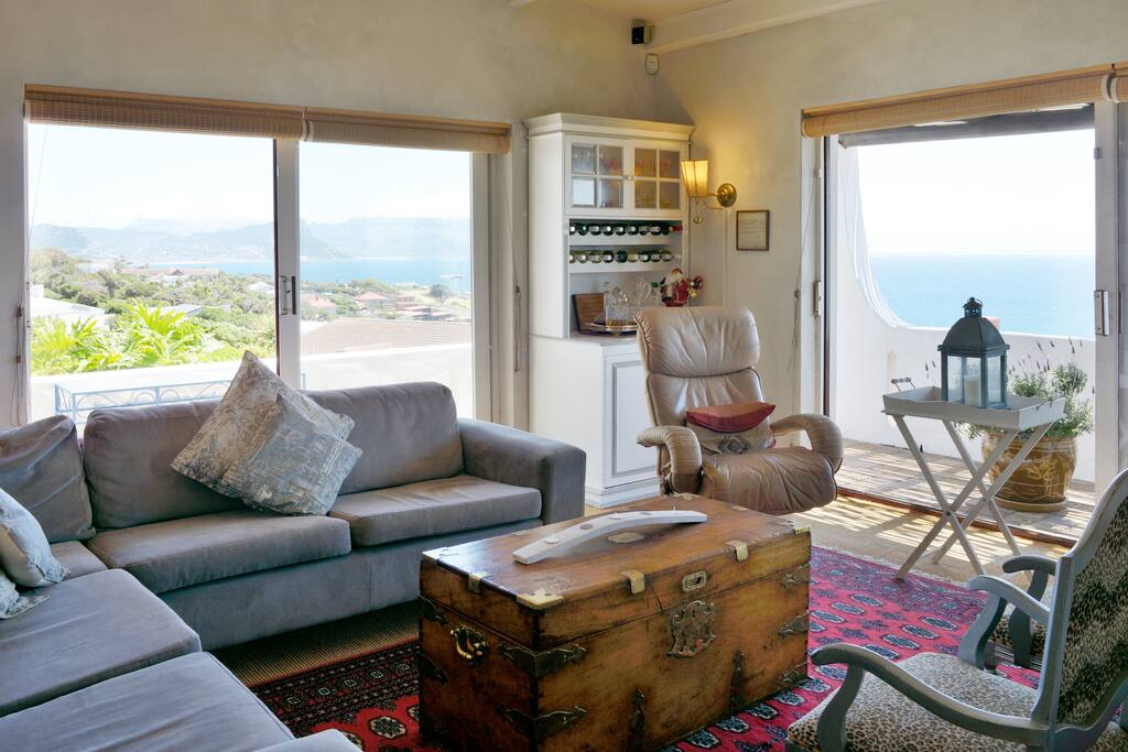 Lounge with flarge flat screen TV &All DSTV channels. Sound system & CD player.