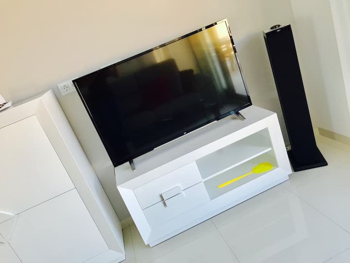 电视、无线网络和扬声器，可通过蓝牙连接到您的手机播放音乐