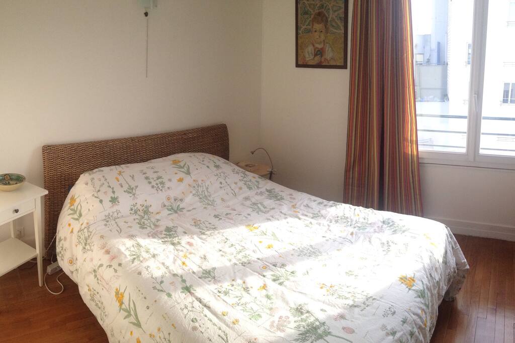 Grand et confortable lit pour deux personnes