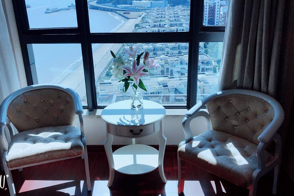 夜幕下的您打开窗户远望四周!此刻的海并不同于白昼之下的大海,夜幕中的大海更加深沉,更加静谧,更加梦幻。站在宁静的这一角!感受着海风的轻拂,闻着大海的味道,听着一波冲击另一波的海浪声,看着漆黑夜幕下的海水中倒映的那轮圆月,和几颗闪烁的星星,那一刻,仿佛整个虚空都将属于尊贵的您