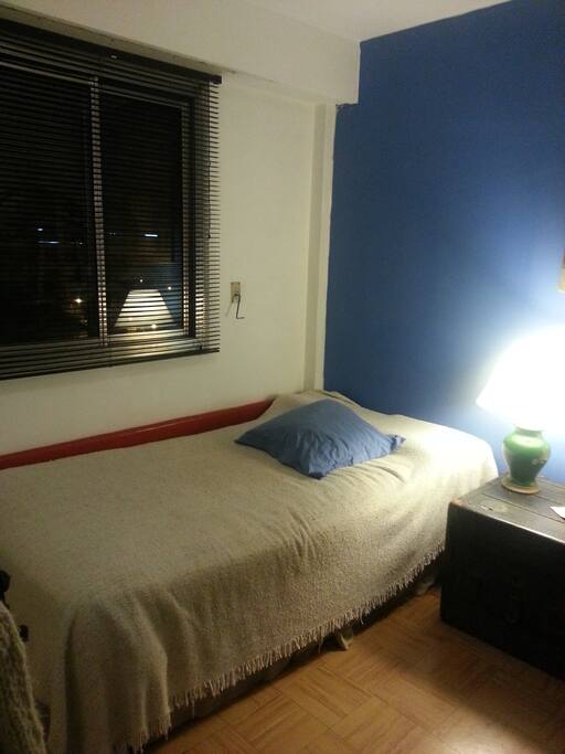 Habitaciòn, cama plaza y media y placard.