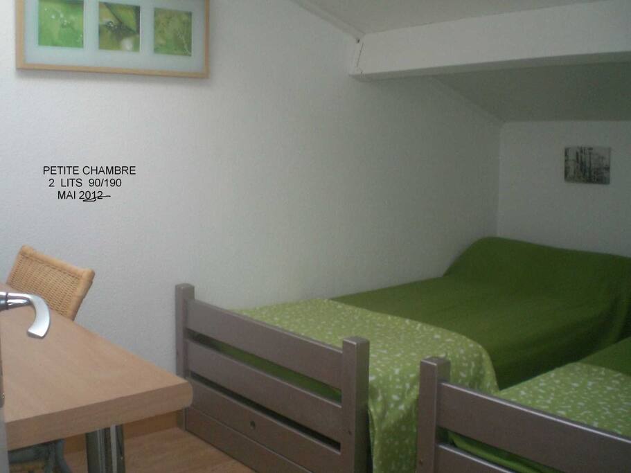 CHAMBRE AVEC 2 LITS EN 90