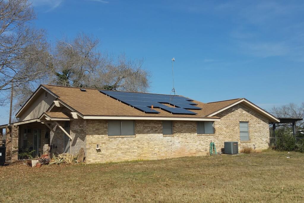 The Eastfarthing is located on this side of the house! The water spout is located at the front of the house. All outlets are standard version.
