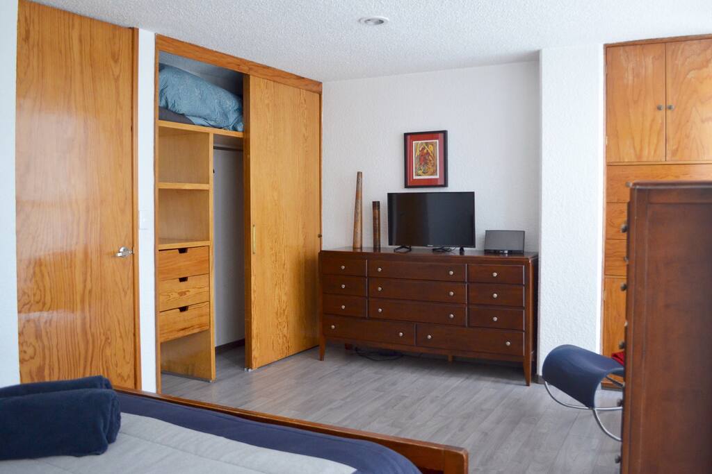 En la recámara hay mucho espacio para que guardes tu ropa y tus pertenencias.
In the bedroom there is plenty of space for you to store your clothes and belongings.